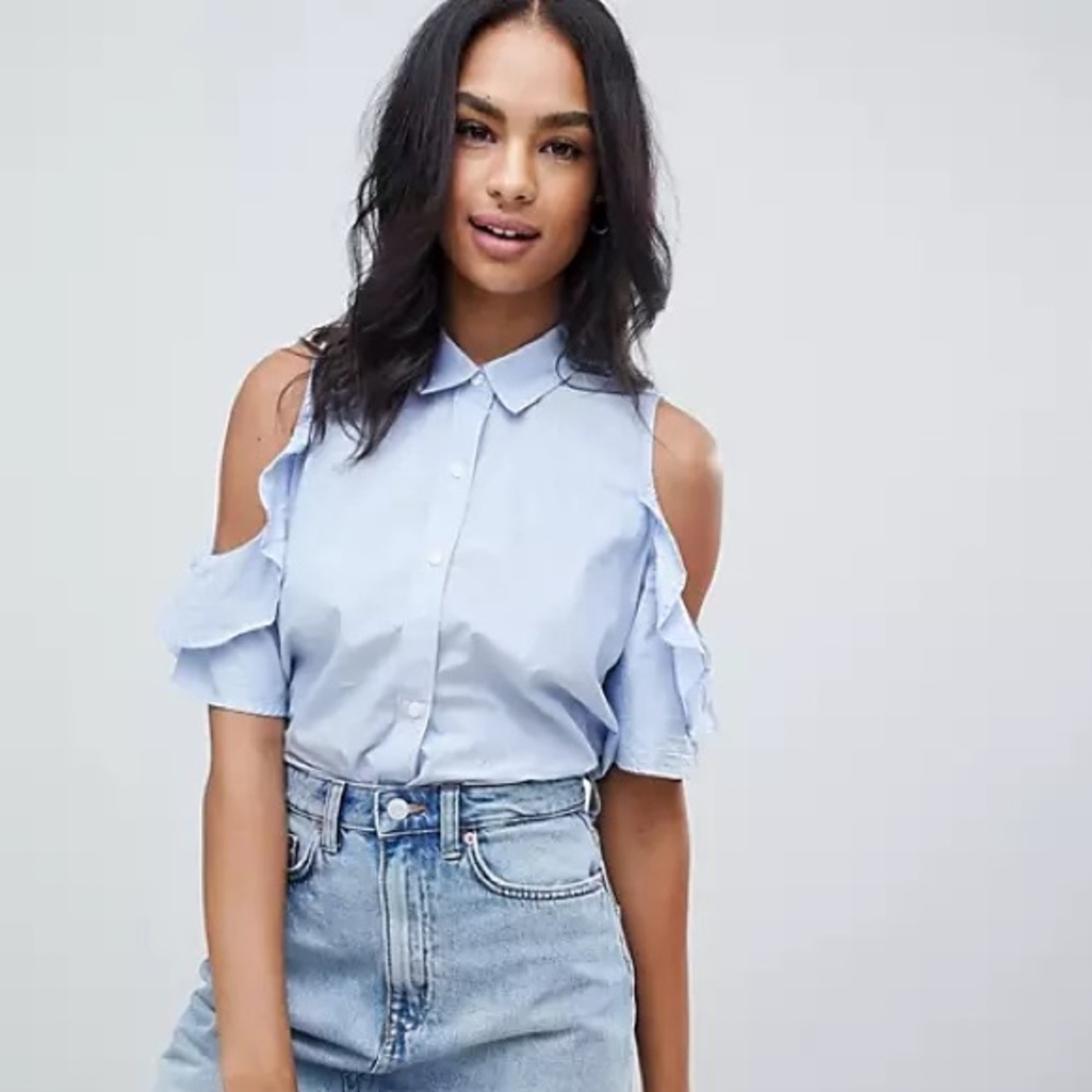 Abercrombie women’s blue ruffle sleeve cold shoulder short sleeve button down M